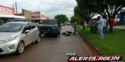 Rolim de Moura - Dois carros e uma motocicleta se envolvem em acidente de trânsito no centro da cidade Rolim de Moura - Dois carros e uma motocicleta se envolvem em acidente de trânsito no centro da cidade