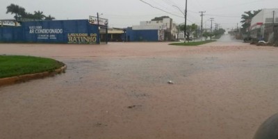 Rolim de Moura – Forte chuva na tarde deste sábado causa alguns pontos de alagamentos na cidade Rolim de Moura – Forte chuva na tarde deste sábado causa alguns pontos de alagamentos na cidade