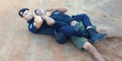 JARU – PM domina no 'Mata Leão' suposto ladrão de residência  JARU – PM domina no 'Mata Leão' suposto ladrão de residência