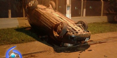 Cacoal – Carro capota após colidir frontalmente com motocicleta Cacoal – Carro capota após colidir frontalmente com motocicleta