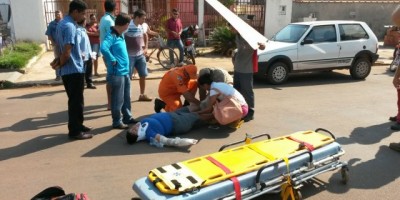 Rolim de Moura - Motociclista fica ferida após colidir em porta de veículo