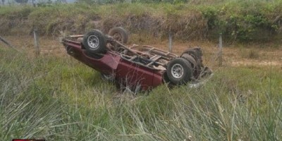 São Francisco do Guaporé - Após pneu estourar, homem perde controle de direção e capota camionete com quatro pessoas na BR 429