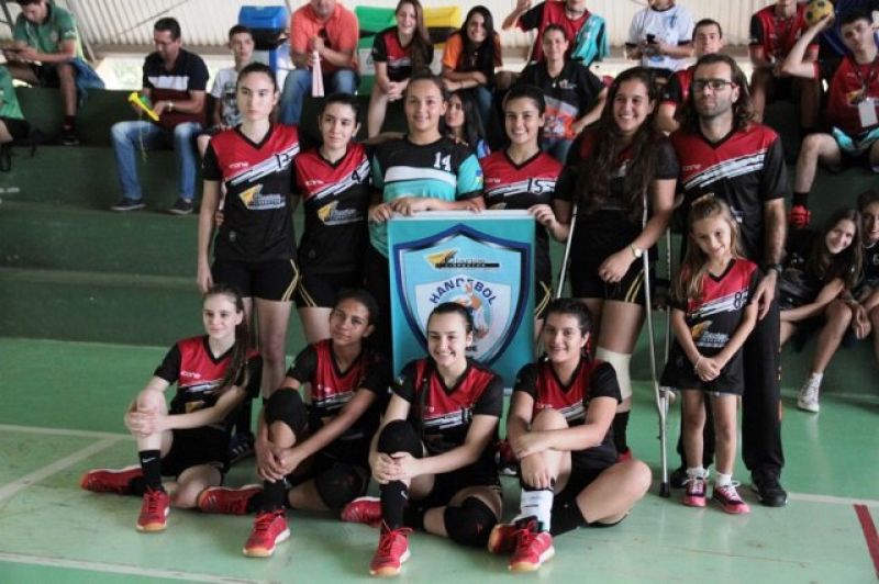 Equipe de Handebol Juvenil feminino do colégio Clarice Lispector de Rolim de Moura foi pentacampeã do JOER