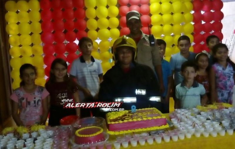 Rolim de Moura  -  Admirador dos bombeiros, menino tem a presença dos militares em sua festa de aniversário 
