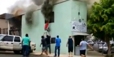 Vídeo: pedreiro salva criança de incêndio e vira herói no Rio Grande do Sul