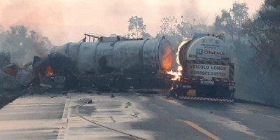 URGENTE: Grave acidente entre duas carretas com explosão na BR-364, deixa ao menos uma pessoa morta, entre Cacoal e Presidente Médici URGENTE: Grave acidente entre duas carretas com explosão na BR-364, deixa ao menos uma pessoa morta, entre Cacoal e Presidente Médici