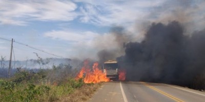 Carreta é destruída na BR-364 após ser atingida por queimada em pastagem , entre Itapoã do Oeste e Ariquemes Carreta é destruída na BR-364 após ser atingida por queimada em pastagem , entre Itapoã do Oeste e Ariquemes