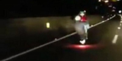 Vídeo: Jovem empina moto e é atingido por carro em alta velocidade na rodovia, em São Paulo Vídeo: Jovem empina moto e é atingido por carro em alta velocidade na rodovia, em São Paulo