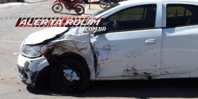 Novo Horizonte –  Condutora de Amarok colide em dois veículos no Centro de Novo Horizonte  Novo Horizonte –  Condutora de Amarok colide em dois veículos no Centro de Novo Horizonte