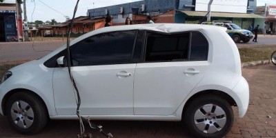 Rolim de Moura – Caminhão boiadeiro arrasta fio e derruba poste em carro estacionado Rolim de Moura – Caminhão boiadeiro arrasta fio e derruba poste em carro estacionado