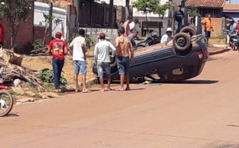 Condutor inabilitado tenta evitar colisão com motociclista e acaba capotando o carro, em Espigão do Oeste Condutor inabilitado tenta evitar colisão com motociclista e acaba capotando o carro, em Espigão do Oeste