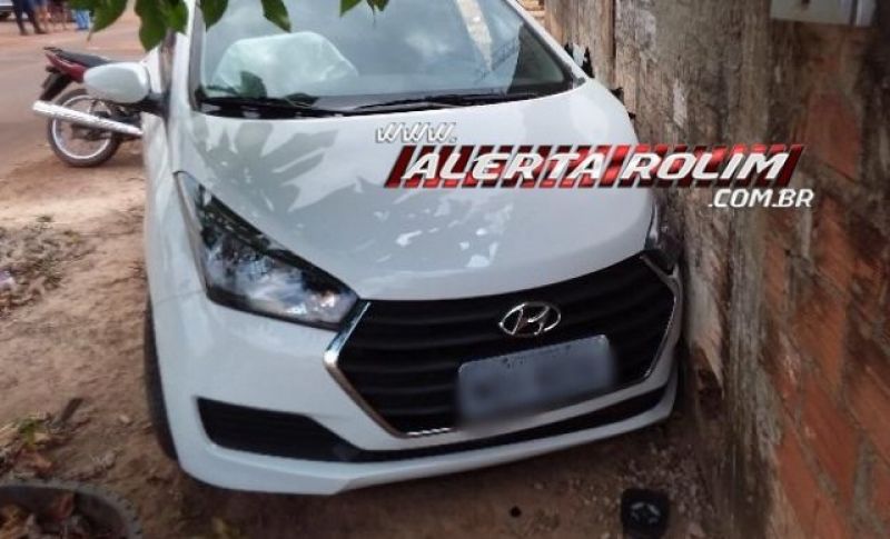 Rolim de Moura – Após colidir em moto, condutor de carro se choca contra muro de residência no Bairro Industrial  Rolim de Moura – Após colidir em moto, condutor de carro se choca contra muro de residência no Bairro Industrial