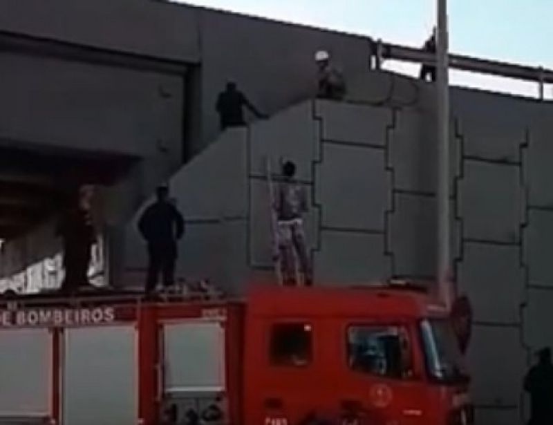 Pimenta Bueno –  Bombeiros e PM resgatam homem que ameaçava se jogar de viaduto - Vídeo Pimenta Bueno –  Bombeiros e PM resgatam homem que ameaçava se jogar de viaduto - Vídeo