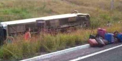 TRAGÉDIA NA 364: Ônibus tomba a caminho de jogos escolares. Um jovem morre e há feridos TRAGÉDIA NA 364: Ônibus tomba a caminho de jogos escolares. Um jovem morre e há feridos