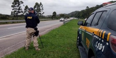 Bolsonaro suspende uso de radares estáticos, móveis e portáteis nas rodovias federais Bolsonaro suspende uso de radares estáticos, móveis e portáteis nas rodovias federais