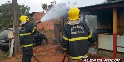 Rolim de Moura – Bombeiros combatem incêndio em residência no Bairro Planalto  Rolim de Moura – Bombeiros combatem incêndio em residência no Bairro Planalto