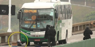 Atirador de elite do Bope mata sequestrador de ônibus na Ponte Rio-Niterói após mais de 3h de cerco Atirador de elite do Bope mata sequestrador de ônibus na Ponte Rio-Niterói após mais de 3h de cerco