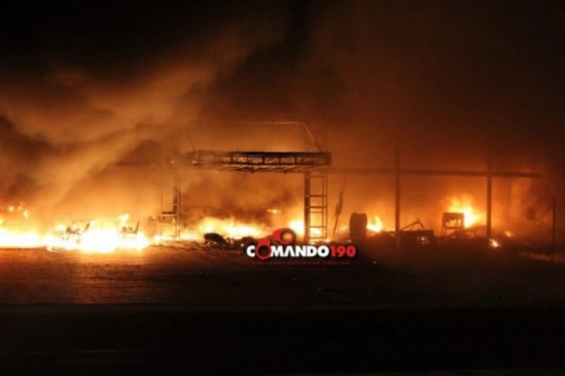 Incêndio de grandes proporções destrói prédio da empresa Diman, em Ji-Paraná  Incêndio de grandes proporções destrói prédio da empresa Diman, em Ji-Paraná
