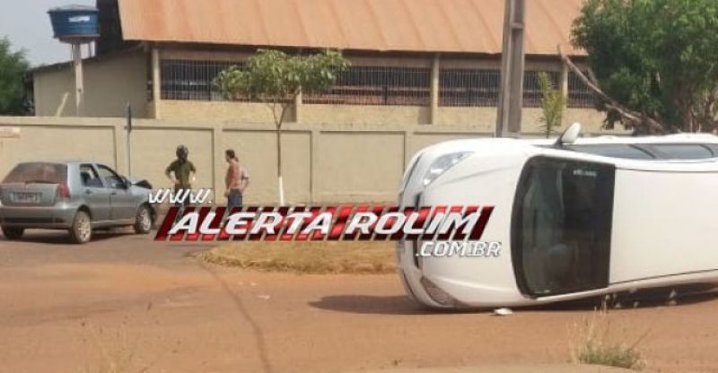 Rolim de Moura – Carro tomba após ser atingido por outro veículo no Centro da cidade  Rolim de Moura – Carro tomba após ser atingido por outro veículo no Centro da cidade