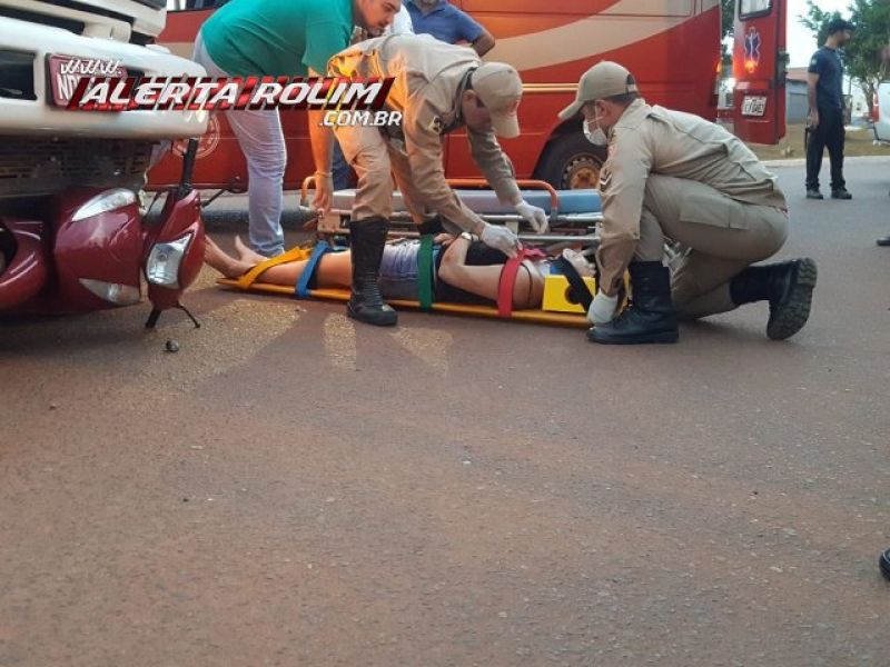 Rolim de Moura – Mulher é socorrida pelos bombeiros após se envolver em colisão entre moto e caminhão boiadeiro  Rolim de Moura – Mulher é socorrida pelos bombeiros após se envolver em colisão entre moto e caminhão boiadeiro