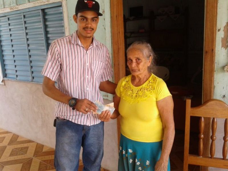 Campeão doa prêmio de R$ 3 mil reais para avó de peão que morreu pisoteado por touro em São Domingos Campeão doa prêmio de R$ 3 mil reais para avó de peão que morreu pisoteado por touro em São Domingos