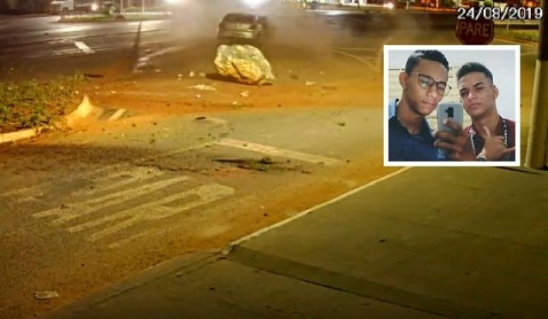 Vídeo mostra momento que jovens morrem após carro colidir em pedra no canteiro de avenida, no Mato Grosso Vídeo mostra momento que jovens morrem após carro colidir em pedra no canteiro de avenida, no Mato Grosso