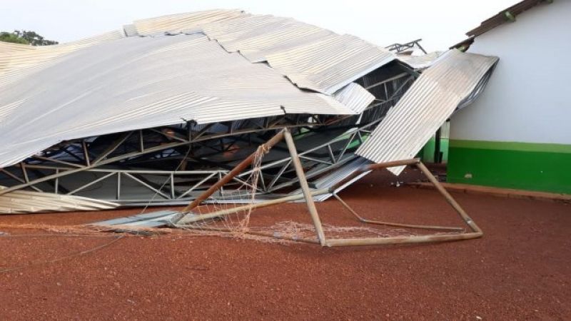 Temporal derruba quadra esportiva e danifica escola em São Francisco do Guaporé, RO Temporal derruba quadra esportiva e danifica escola em São Francisco do Guaporé, RO