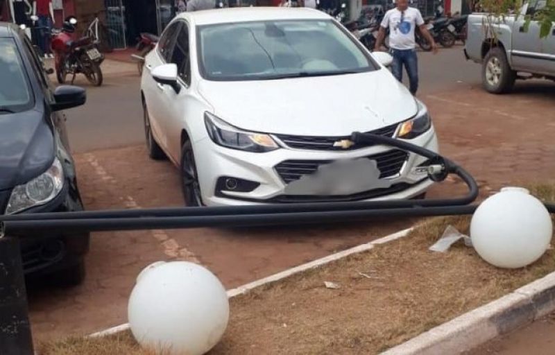 Caminhão baú derruba poste metálico no centro de Rolim de Moura Caminhão baú derruba poste metálico no centro de Rolim de Moura