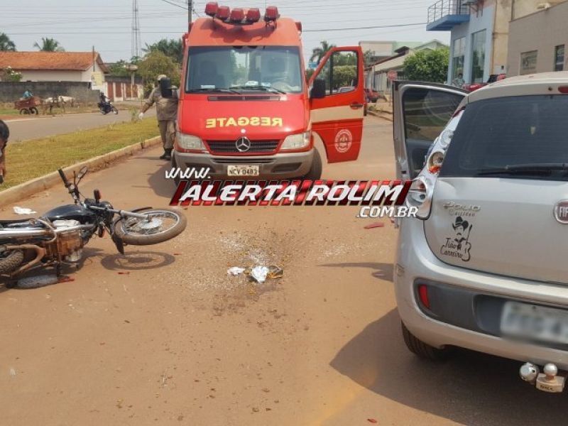 Rolim de Moura – Duas pessoas são socorridas pelos bombeiros após moto colidir na traseira de carro que saia da calçada  Rolim de Moura – Duas pessoas são socorridas pelos bombeiros após moto colidir na traseira de carro que saia da calçada