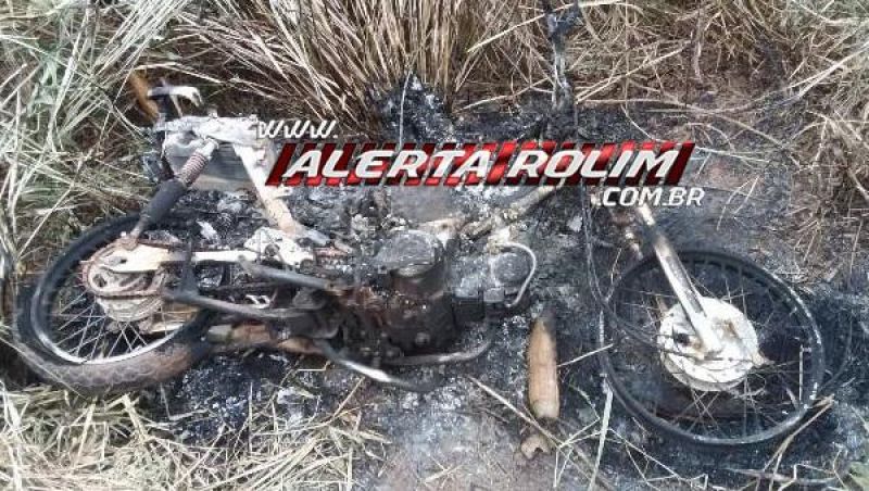 Rolim de Moura – Motoneta furtada no ultimo dia 08 é encontrada completamente queimada em terreno baldio no Bairro Boa Esperança Rolim de Moura – Motoneta furtada no ultimo dia 08 é encontrada completamente queimada em terreno baldio no Bairro Boa Esperança