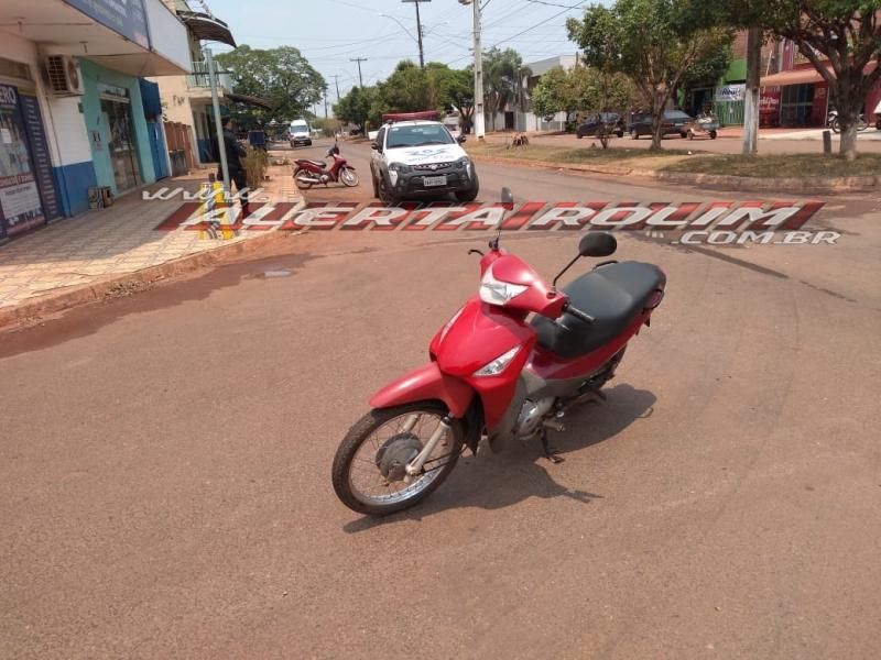 Rolim de Moura – Acidente de trânsito envolvendo carro e moto é registrado na esquina do hospital municipal 