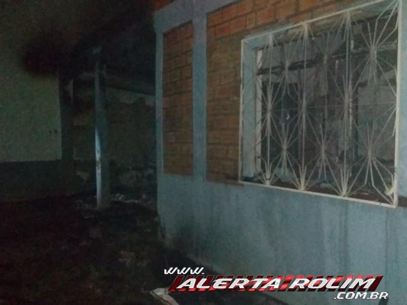 Incêndio destrói casa no Bairro Cidade Alta, em Alta Floresta    Incêndio destrói casa no Bairro Cidade Alta, em Alta Floresta