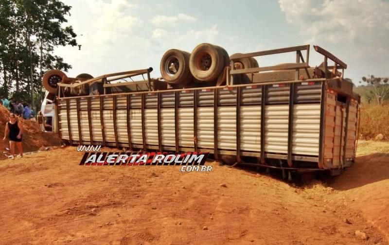 Alto Alegre - Caminhão carregado com gado capota, após colisão frontal com caminhonete na Zona Rural do Município