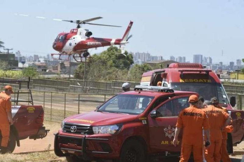 Brasil - Bombeira sofre parada cardíaca após ser atingida por cabo de alta tensão, em Taguatinga - Vídeo Brasil - Bombeira sofre parada cardíaca após ser atingida por cabo de alta tensão, em Taguatinga - Vídeo