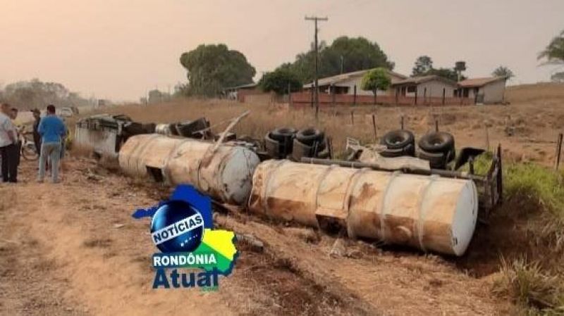 Caminhão tanque carregado com óleo diesel tomba no anel viário, em Ji-Paraná 