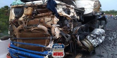 Motorista morre após carretas colidirem frontalmente entre Sapezal e Campos de Júlio, no Mato Grosso - Vídeo  Motorista morre após carretas colidirem frontalmente entre Sapezal e Campos de Júlio, no Mato Grosso - Vídeo