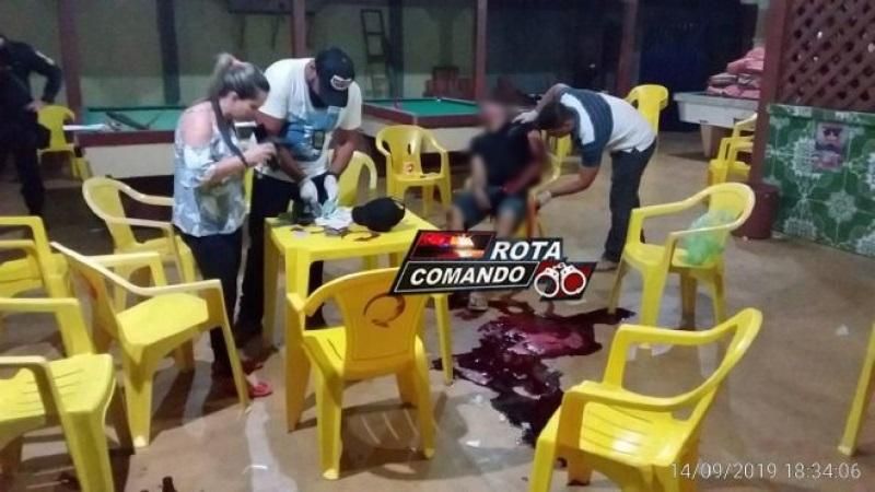 Homem é alvejado por três tiros e morre sentado em cadeira de bar, em Santana do Guaporé - Vídeo Homem é alvejado por três tiros e morre sentado em cadeira de bar, em Santana do Guaporé - Vídeo