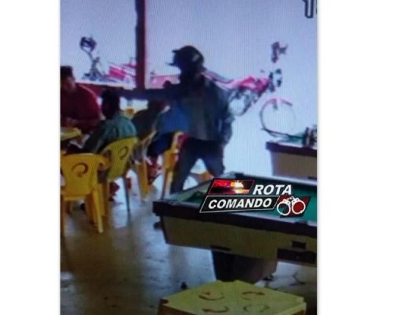 Homem é alvejado por três tiros e morre sentado em cadeira de bar, em Santana do Guaporé - Vídeo Homem é alvejado por três tiros e morre sentado em cadeira de bar, em Santana do Guaporé - Vídeo