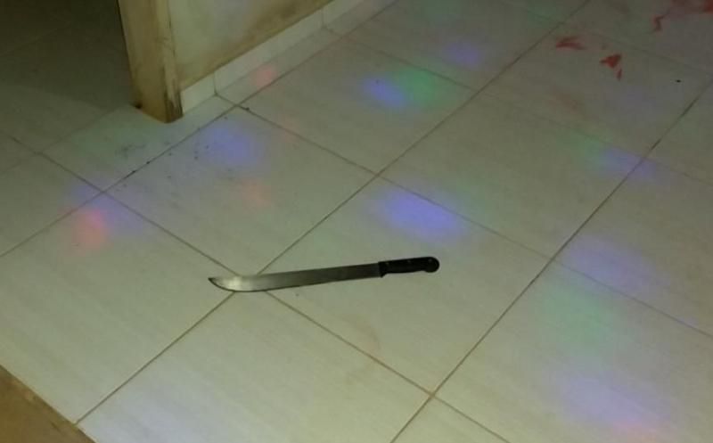 Homem é morto após tentar ferir uma policial Civil com facão dentro de bar, em São Miguel do Guaporé Homem é morto após tentar ferir uma policial Civil com facão dentro de bar, em São Miguel do Guaporé