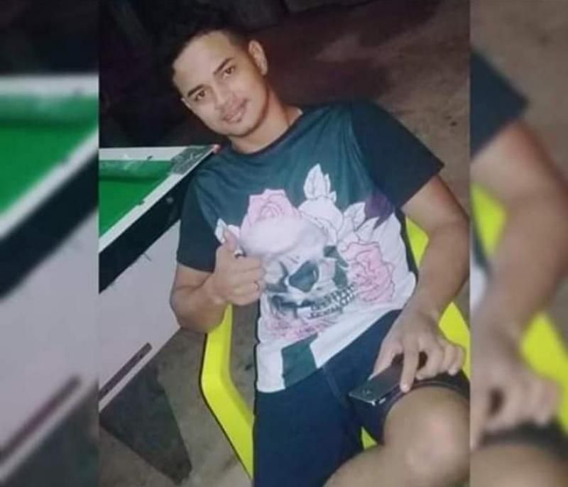 Homem é morto após tentar ferir uma policial Civil com facão dentro de bar, em São Miguel do Guaporé Homem é morto após tentar ferir uma policial Civil com facão dentro de bar, em São Miguel do Guaporé