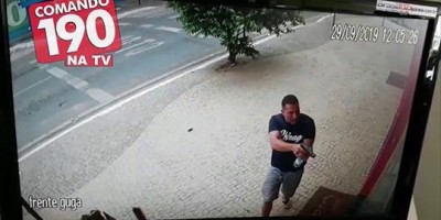 PM de folga prende foragido do RJ furtando loja , em Ji-Paraná - Vídeo PM de folga prende foragido do RJ furtando loja , em Ji-Paraná - Vídeo