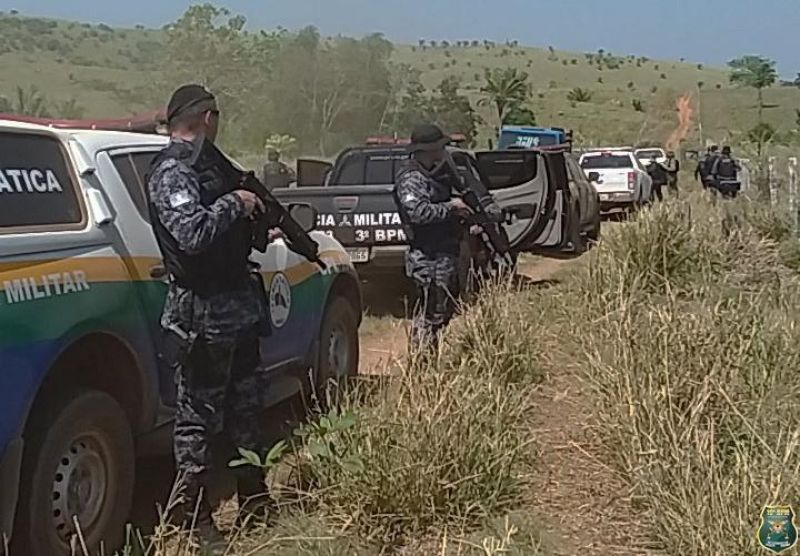 Polícia Militar e Justiça realizam operação de reintegração de posse em fazenda invadida na região de Alta Floresta/RO Polícia Militar e Justiça realizam operação de reintegração de posse em fazenda invadida na região de Alta Floresta/RO