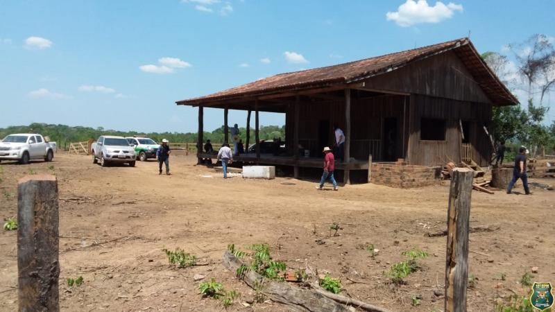 Polícia Militar e Justiça realizam operação de reintegração de posse em fazenda invadida na região de Alta Floresta/RO Polícia Militar e Justiça realizam operação de reintegração de posse em fazenda invadida na região de Alta Floresta/RO