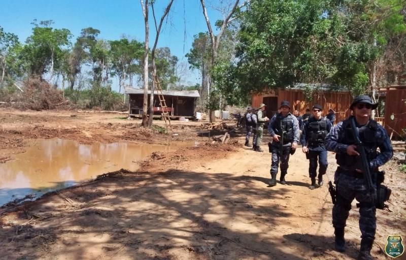 Polícia Militar e Justiça realizam operação de reintegração de posse em fazenda invadida na região de Alta Floresta/RO Polícia Militar e Justiça realizam operação de reintegração de posse em fazenda invadida na região de Alta Floresta/RO