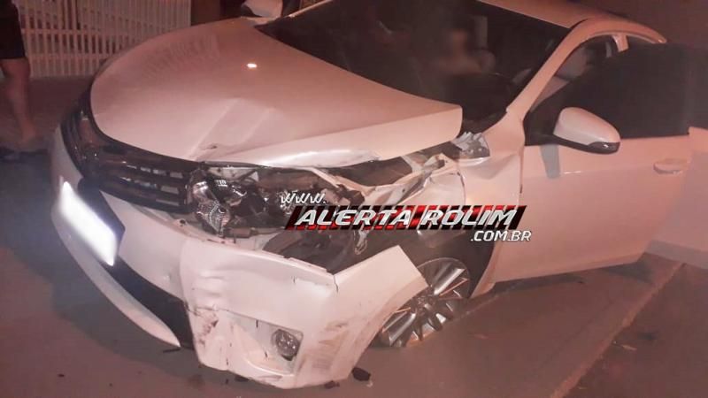 Rolim de Moura – Acidente entre dois carros é registrado em cruzamento ao lado do Quartel da PM; uma passageira foi socorrida pelos bombeiros Rolim de Moura – Acidente entre dois carros é registrado em cruzamento ao lado do Quartel da PM; uma passageira foi socorrida pelos bombeiros
