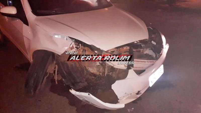 Rolim de Moura – Acidente entre dois carros é registrado em cruzamento ao lado do Quartel da PM; uma passageira foi socorrida pelos bombeiros Rolim de Moura – Acidente entre dois carros é registrado em cruzamento ao lado do Quartel da PM; uma passageira foi socorrida pelos bombeiros