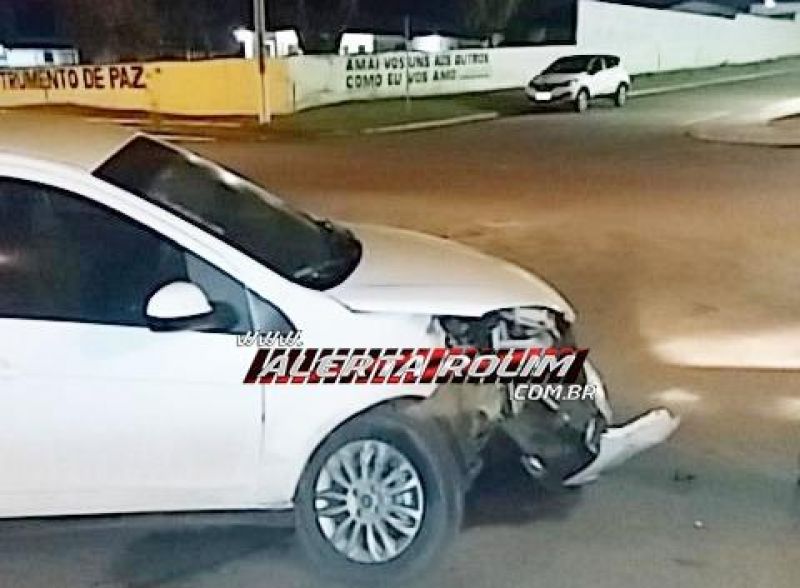 Rolim de Moura – Acidente entre dois carros é registrado em cruzamento ao lado do Quartel da PM; uma passageira foi socorrida pelos bombeiros Rolim de Moura – Acidente entre dois carros é registrado em cruzamento ao lado do Quartel da PM; uma passageira foi socorrida pelos bombeiros