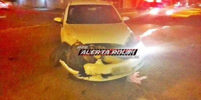 Rolim de Moura – Acidente entre dois carros é registrado em cruzamento ao lado do Quartel da PM; uma passageira foi socorrida pelos bombeiros Rolim de Moura – Acidente entre dois carros é registrado em cruzamento ao lado do Quartel da PM; uma passageira foi socorrida pelos bombeiros