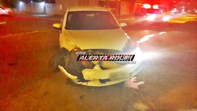 Rolim de Moura – Acidente entre dois carros é registrado em cruzamento ao lado do Quartel da PM; uma passageira foi socorrida pelos bombeiros Rolim de Moura – Acidente entre dois carros é registrado em cruzamento ao lado do Quartel da PM; uma passageira foi socorrida pelos bombeiros
