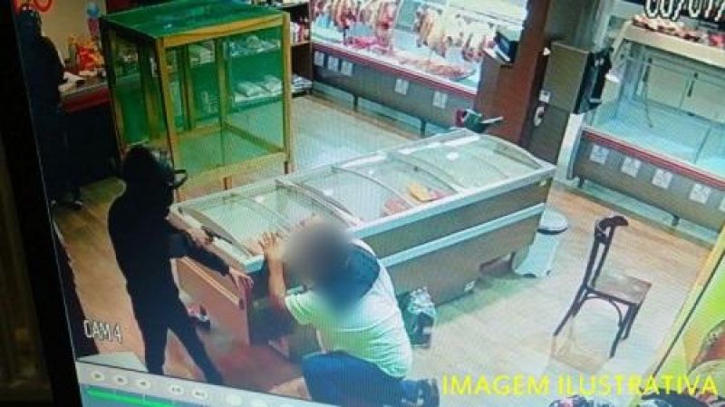 Rolim de Moura – Após renderem funcionários e cliente, criminosos efetuam roubo em casa de carne na Avenida 25 de Agosto Rolim de Moura – Após renderem funcionários e cliente, criminosos efetuam roubo em casa de carne na Avenida 25 de Agosto